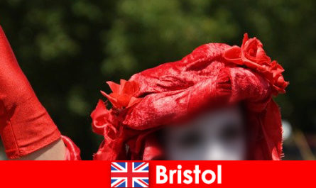 Los mochileros se ganan la vida como artistas callejeros en Bristol