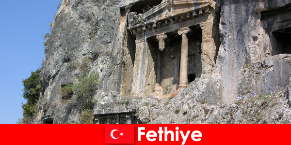 Fethiye una ciudad antigua junto al mar con muchos monumentos.