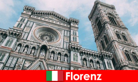 Florencia con muchas ciudades históricas de arte atrae a visitantes de todo el mundo