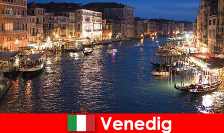 Venecia una ciudad con góndolas y sus numerosos tesoros artísticos.