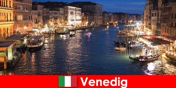 Venecia una ciudad con góndolas y sus numerosos tesoros artísticos.