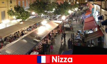 Niza ofrece acogedores restaurantes y locales nocturnos muy concurridos para extranjeros.