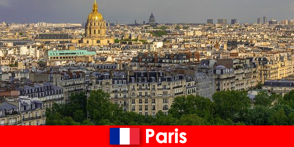 Los turistas aman el centro de París con sus exposiciones y galerías de arte.
