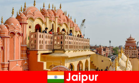 Los turistas pueden encontrar palacios impresionantes y la última moda en Jaipur de la India