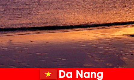 Da Nang es una ciudad costera en el centro de Vietnam y es popular por sus playas de arena.