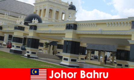 Johor Bahru, la ciudad en el puerto no solo atrae a los creyentes a la antigua mezquita sino también a los turistas.