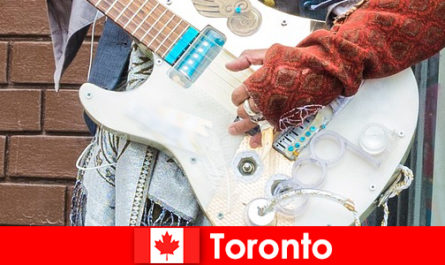 Los extraños aman Toronto por su apertura de mente a la escena musical de todas las culturas.