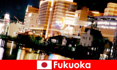 Las numerosas discotecas, clubes nocturnos o restaurantes de Fukuoka son un excelente lugar de encuentro para los vacacionistas