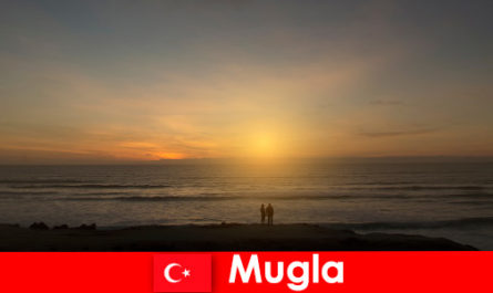 Viaje de verano en Mugla Turquía con bahías pintorescas para los amantes del corazón de la ciudad.