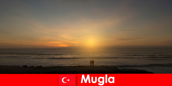 Viaje de verano en Mugla Turquía con bahías pintorescas para los amantes del corazón de la ciudad.