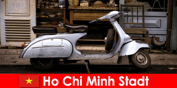 Ciudad Ho Chi Minh, Vietnam, ofrece a los turistas recorridos en ciclomotor por las animadas calles