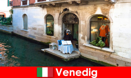 Experiencia de viaje pura para turistas de compras en el casco antiguo de Venecia en Italia