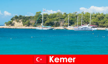 Paseo en barco y fiestas calientes para jóvenes vacacionistas en Kemer Turquía