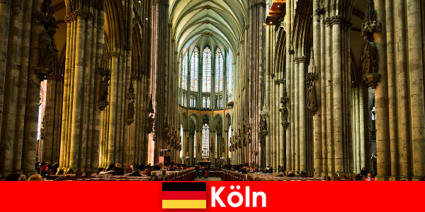Peregrinación para extraños a los tres santos reyes en la catedral de Colonia