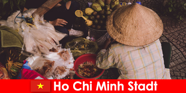 Los extranjeros prueban la variedad de puestos de comida en la ciudad de Ho Chi Minh, Vietnam