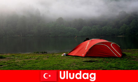Vacaciones en camping con la familia en los bosques de Uludag Turquía