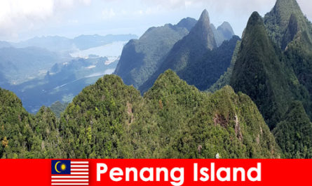 Los turistas exploran el aire libre con el funicular en la isla de Penang, Malasia