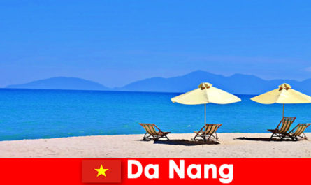Los turistas de paquetes se relajan en las playas azules de Da Nang, Vietnam