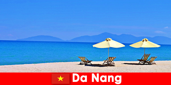 Los turistas de paquetes se relajan en las playas azules de Da Nang, Vietnam