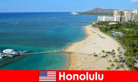 Un destino típico para los turistas de relajación junto al mar es Honolulu, Estados Unidos