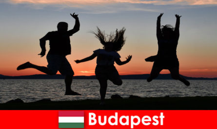 Budapest Hungría para jóvenes turistas de fiesta con música y bebidas baratas en bares y discotecas