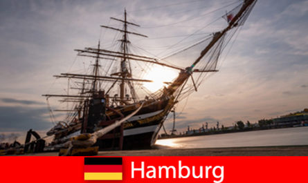 Alemania Desembarco en el puerto de Hamburgo hacia el mercado de pescado para gourmets viajeros