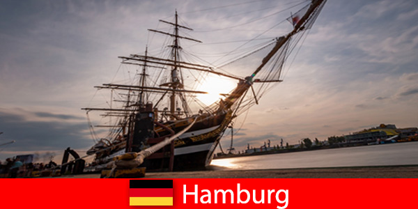Alemania Desembarco en el puerto de Hamburgo hacia el mercado de pescado para gourmets viajeros