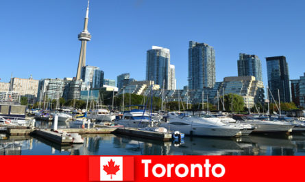 Toronto en Canadá es una metrópolis moderna junto al mar muy popular entre los turistas de la ciudad.