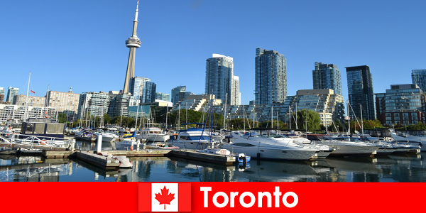 Toronto en Canadá es una metrópolis moderna junto al mar muy popular entre los turistas de la ciudad.