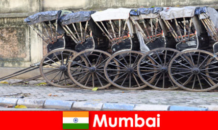 Mumbai en India ofrece paseos en rickshaw por calles concurridas para los entusiastas de los viajes