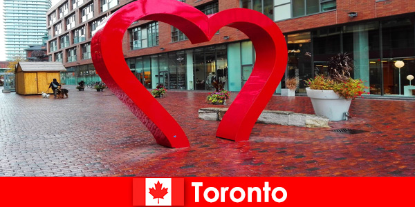 Toronto, Canadá, como una ciudad colorida, es experimentada por los visitantes extranjeros como una metrópolis multicultural.