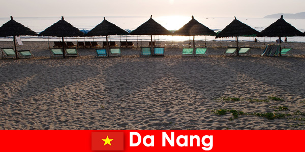 Resorts de lujo en hermosas playas de arena para vacacionistas en Da Nang Vietnam