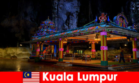 Kuala Lumpur Malasia ofrece a los viajeros una visión profunda de las antiguas cuevas de piedra caliza