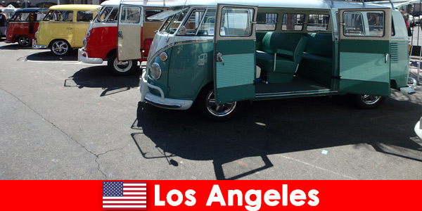 Los extranjeros alquilan autos baratos en Los Ángeles, Estados Unidos para hacer turismo