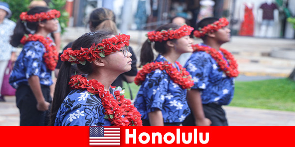 A los huéspedes extranjeros les encantan los intercambios culturales con los residentes locales en Honolulu, Estados Unidos