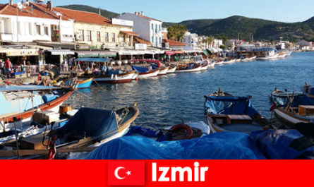 Los viajeros activos se desplazan entre la ciudad y la playa en Izmir, Turquía
