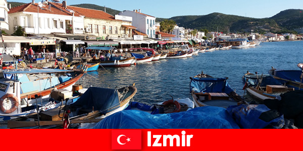 Los viajeros activos se desplazan entre la ciudad y la playa en Izmir, Turquía