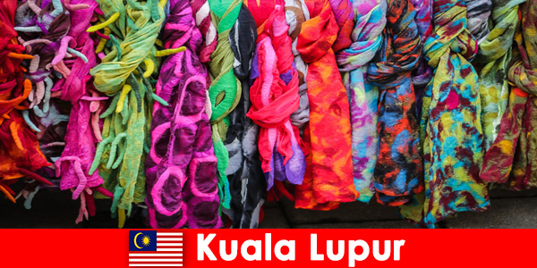 Los turistas culturales en Kuala Lumpur Malasia experimentan la excelente artesanía