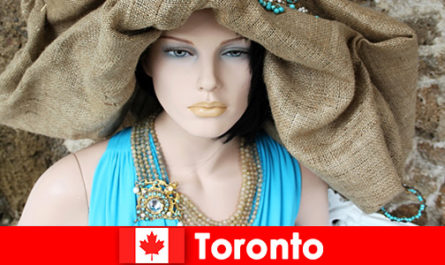 Los visitantes pueden encontrar todo tipo de tiendas extravagantes en el cosmopolita centro de Toronto, Canadá