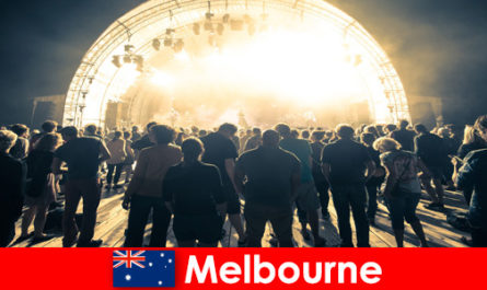 Extraños asisten a los conciertos gratuitos al aire libre en Melbourne, Australia, todos los años