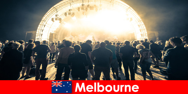 Extraños asisten a los conciertos gratuitos al aire libre en Melbourne, Australia, todos los años