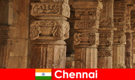 Los extranjeros visitan Chennai, India, para ver los magníficos y coloridos templos
