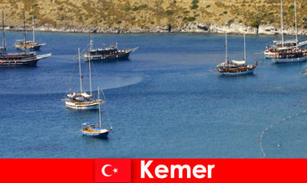 Viaje de aventura en barco en Kemer Turquía para parejas y familias enamoradas