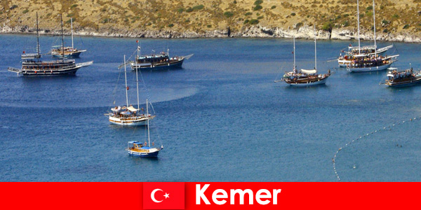 Viaje de aventura en barco en Kemer Turquía para parejas y familias enamoradas