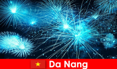 Los turistas de Da Nang Vietnam experimentan impresionantes espectáculos de fuego en la cena