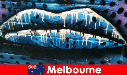 Los viajeros admiran las mundialmente famosas artes callejeras de Melbourne, Australia