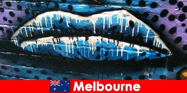 Los viajeros admiran las mundialmente famosas artes callejeras de Melbourne, Australia