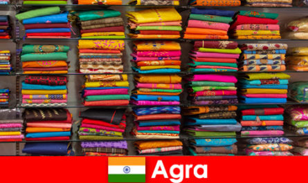Grupos de turistas del extranjero compran telas de seda baratas en Agra, India
