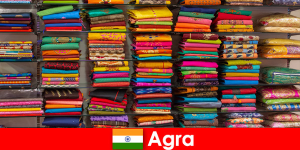 Grupos de turistas del extranjero compran telas de seda baratas en Agra, India