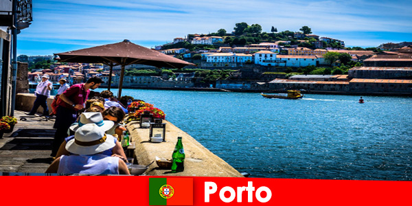 Destino para vacacionistas breves a los grandes restaurantes de pescado en el puerto de Oporto Portugal